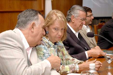 Por la crisis, la Nación paga parte de 1.554 sueldos locales Por la crisis, la Nación paga parte de 1.554 sueldos locales