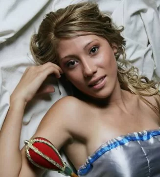 Canta, baila, toca la trompeta, juega vóley y es Reina Canta, baila, toca la trompeta, juega vóley y es Reina