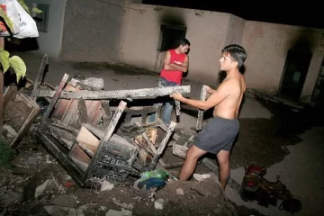 Entran a robar y queman la casa de un oficial de policía Entran a robar y queman la casa de un oficial de policía