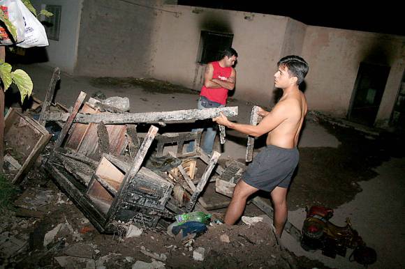 Entran a robar y queman la casa de un oficial de policía Entran a robar y queman la casa de un oficial de policía