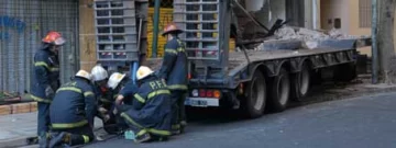 Un camión se incrustó en un edificio Un camión se incrustó en un edificio