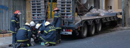 Un camión se incrustó en un edificio Un camión se incrustó en un edificio