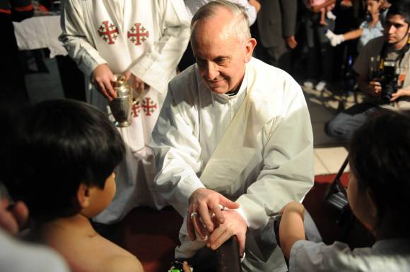 Bergoglio les lavó los pies a niños del Garrahan Bergoglio les lavó los pies a niños del Garrahan