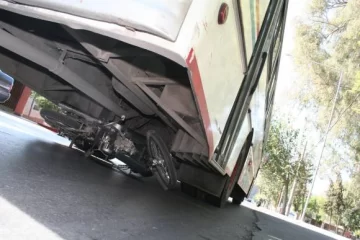 Casi terminó bajo un micro Casi terminó bajo un micro