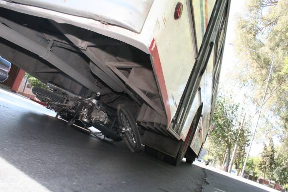 Casi terminó bajo un micro Casi terminó bajo un micro