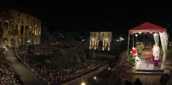 Benedicto XVI presidió el Vía Crucis en el Coliseo de Roma Benedicto XVI presidió el Vía Crucis en el Coliseo de Roma