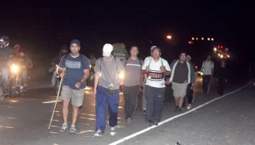 Sacrificio y ayuda nocturnos para agradecer a la Difunta Sacrificio y ayuda nocturnos para agradecer a la Difunta