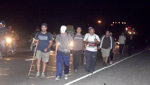 Sacrificio y ayuda nocturnos para agradecer a la Difunta Sacrificio y ayuda nocturnos para agradecer a la Difunta