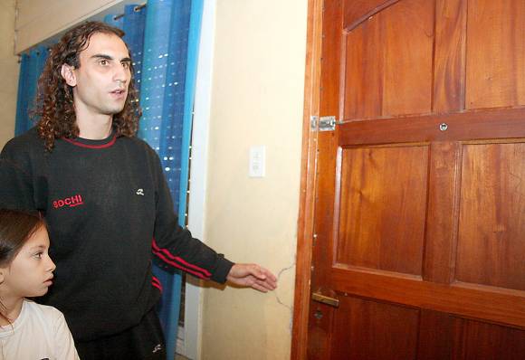 Roban al arquero de Unión durante un partido clave Roban al arquero de Unión durante un partido clave