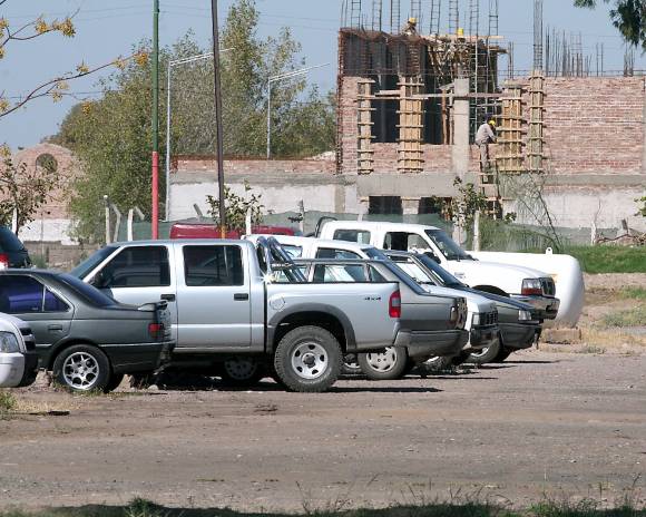 Usan un espacio verde para los autos de empleados jerárquicos Usan un espacio verde para los autos de empleados jerárquicos