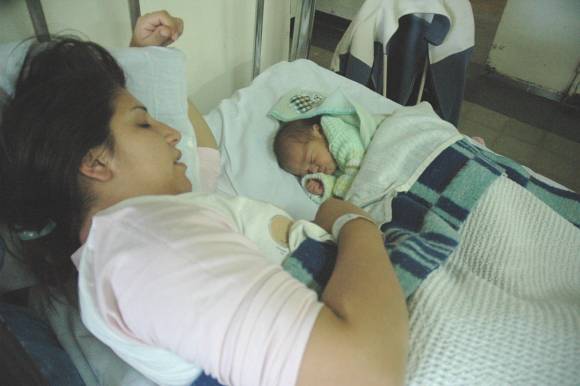 Dijeron que nació varón, pero 12 horas después vieron que era nena Dijeron que nació varón, pero 12 horas después vieron que era nena