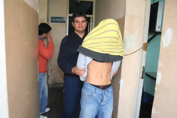 Comerciante atrapó a joven que lo asaltó Comerciante atrapó a joven que lo asaltó