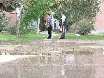 Una cuadra entera lleva once días inundada con agua potable