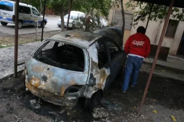 Queman un auto en un estacionamiento Queman un auto en un estacionamiento