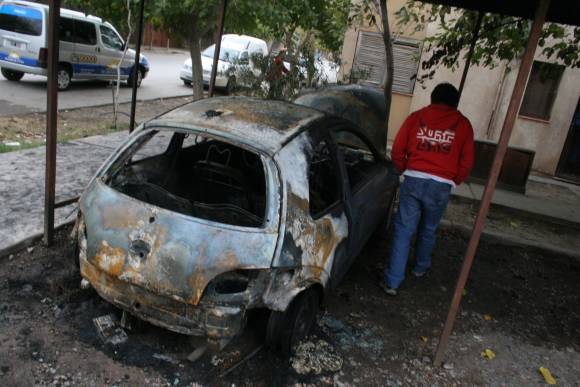 Queman un auto en un estacionamiento Queman un auto en un estacionamiento