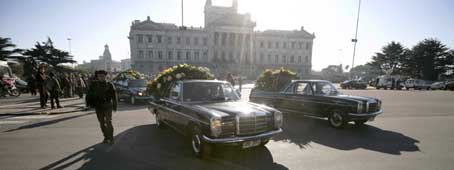 Inhumaron los restos de Benedetti Inhumaron los restos de Benedetti