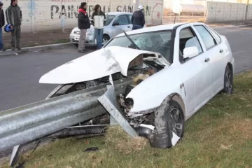 Joven a salvo tras un choque impresionante Joven a salvo tras un choque impresionante