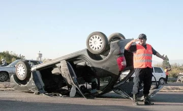 Volcó con sus mellizos, pero se salvaron por los cinturones Volcó con sus mellizos, pero se salvaron por los cinturones