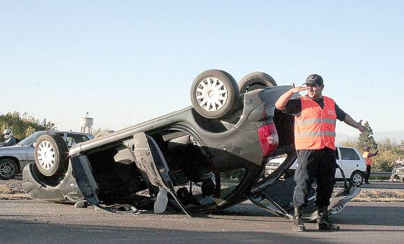 Volcó con sus mellizos, pero se salvaron por los cinturones Volcó con sus mellizos, pero se salvaron por los cinturones