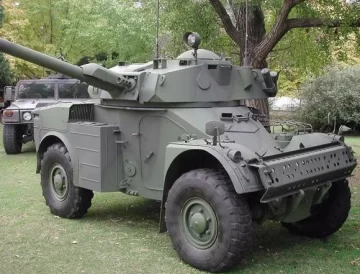 Un despliegue de 4 tanques, 10 cañones y 3 helicópteros Un despliegue de 4 tanques, 10 cañones y 3 helicópteros