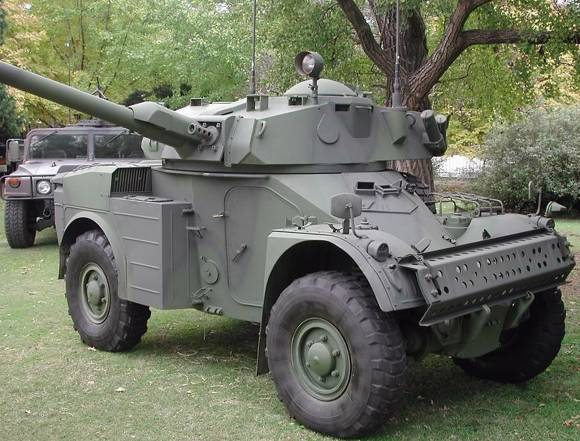 Un despliegue de 4 tanques, 10 cañones y 3 helicópteros Un despliegue de 4 tanques, 10 cañones y 3 helicópteros