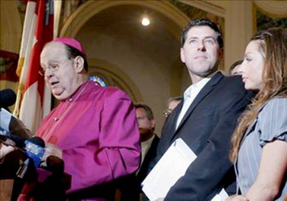 El Padre Alberto ahora llena el templo con pentecostales El Padre Alberto ahora llena el templo con pentecostales