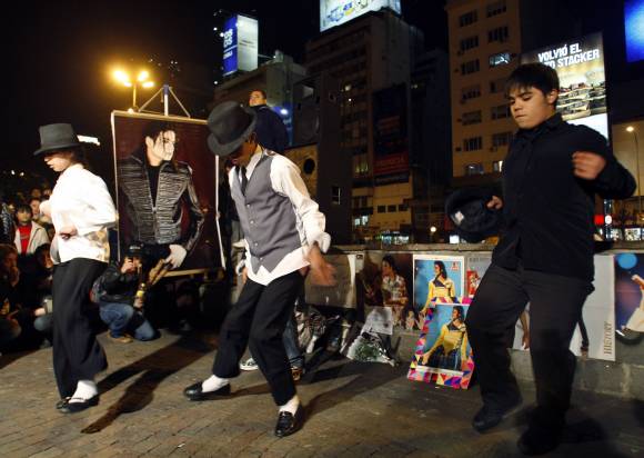 <b>Vigilia de seguidores argentinos</b> <b>Vigilia de seguidores argentinos</b>