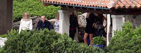 Berlusconi habló de fotos “inocentes” Berlusconi habló de fotos “inocentes”