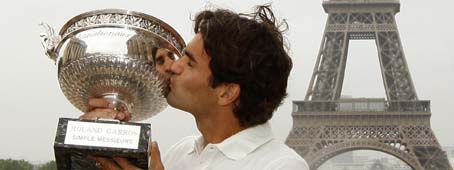 Federer festeja en lo más alto de la historia Federer festeja en lo más alto de la historia