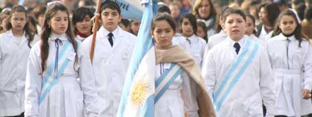 Multitud en el desfile por el Día de San Juan Multitud en el desfile por el Día de San Juan
