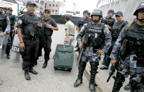 En Honduras, Micheletti levantó el toque de queda En Honduras, Micheletti levantó el toque de queda
