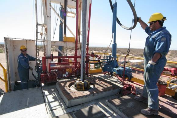 El gobierno tuvo que intervenir para seguir buscando petróleo El gobierno tuvo que intervenir para seguir buscando petróleo