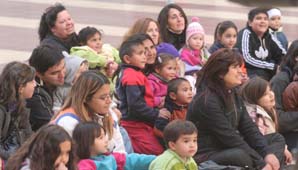 Tarde de títeres y juegos para niños en la plaza seca Tarde de títeres y juegos para niños en la plaza seca