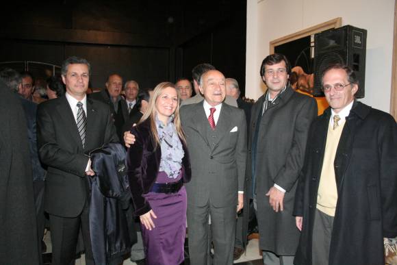 Cena, charla y economía Cena, charla y economía