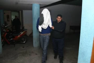 Chico de 15 años apuñaló a una joven para robarle Chico de 15 años apuñaló a una joven para robarle