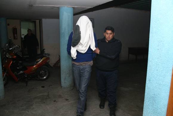 Chico de 15 años apuñaló a una joven para robarle Chico de 15 años apuñaló a una joven para robarle