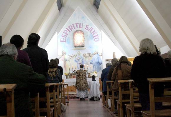 De frente a Dios…. de espaldas a los fieles De frente a Dios…. de espaldas a los fieles