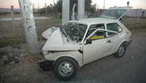 Perdió el control del vehículo y terminó chocando contra un árbol Perdió el control del vehículo y terminó chocando contra un árbol