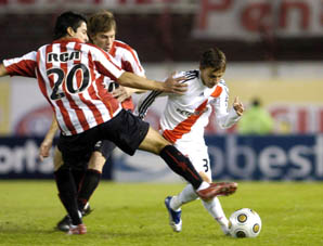 Estudiantes venció a River Plate con el aporte de Calderón