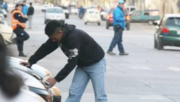La meca de los lavacoches se corrió dos cuadras al oeste La meca de los lavacoches se corrió dos cuadras al oeste