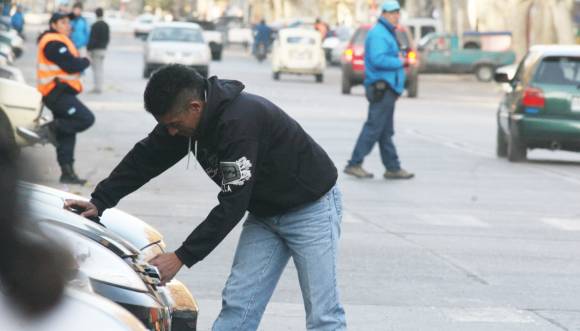 La meca de los lavacoches se corrió dos cuadras al oeste La meca de los lavacoches se corrió dos cuadras al oeste