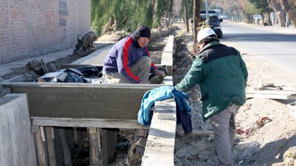 Los vecinos y el municipio se unieron para encauzar un canal Los vecinos y el municipio se unieron para encauzar un canal