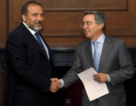 Bases militares de EEUU: Uribe hablará con Cristina Bases militares de EEUU: Uribe hablará con Cristina