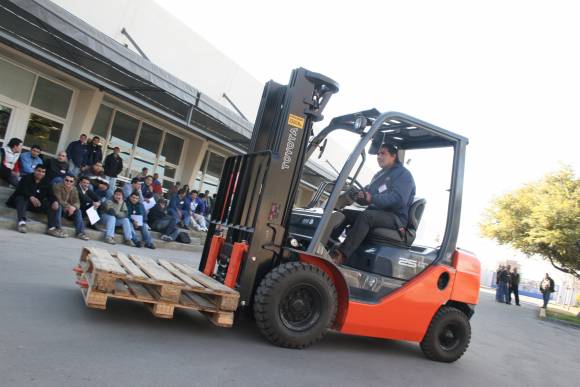 Primera entrega masiva de carnets para choferes de autoelevadores Primera entrega masiva de carnets para choferes de autoelevadores