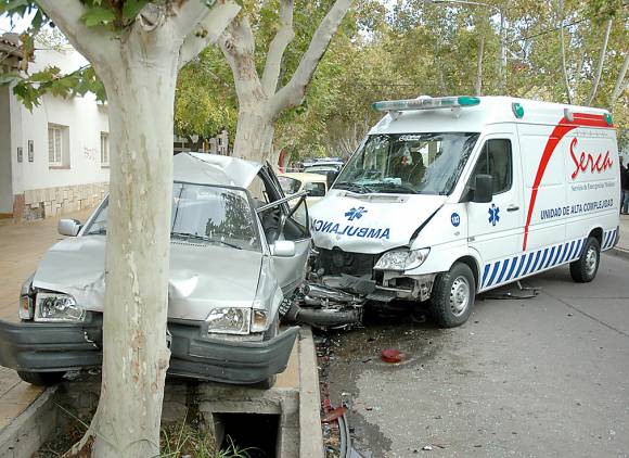 Procesado por pasar en rojo en ambulancia y lisiar a un policía Procesado por pasar en rojo en ambulancia y lisiar a un policía