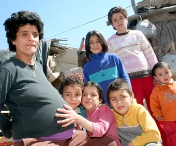 Tienen 7 niños, 2 más en camino y están sin techo Tienen 7 niños, 2 más en camino y están sin techo