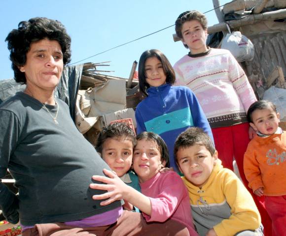 Tienen 7 niños, 2 más en camino y están sin techo Tienen 7 niños, 2 más en camino y están sin techo