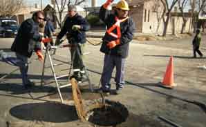 Retomaron la búsqueda en la cloaca para hallar al operario Retomaron la búsqueda en la cloaca para hallar al operario