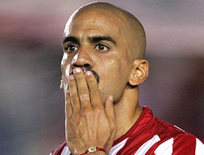 Verón renovó con Estudiantes y se bajó el sueldo a la mitad Verón renovó con Estudiantes y se bajó el sueldo a la mitad