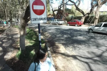 Una calle de 2 manos con carteles rebeldes Una calle de 2 manos con carteles rebeldes